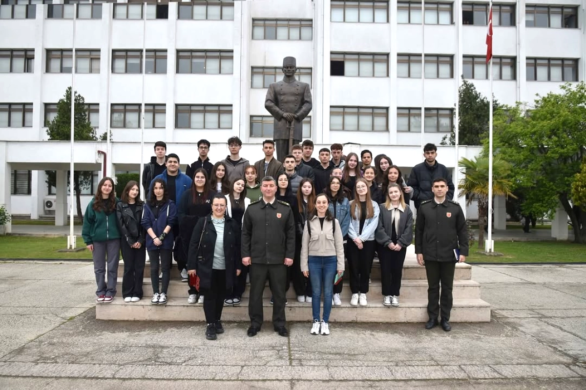 Balıkesirli Öğrenciler Kara Astsubay MYO'yu Ziyaret Etti