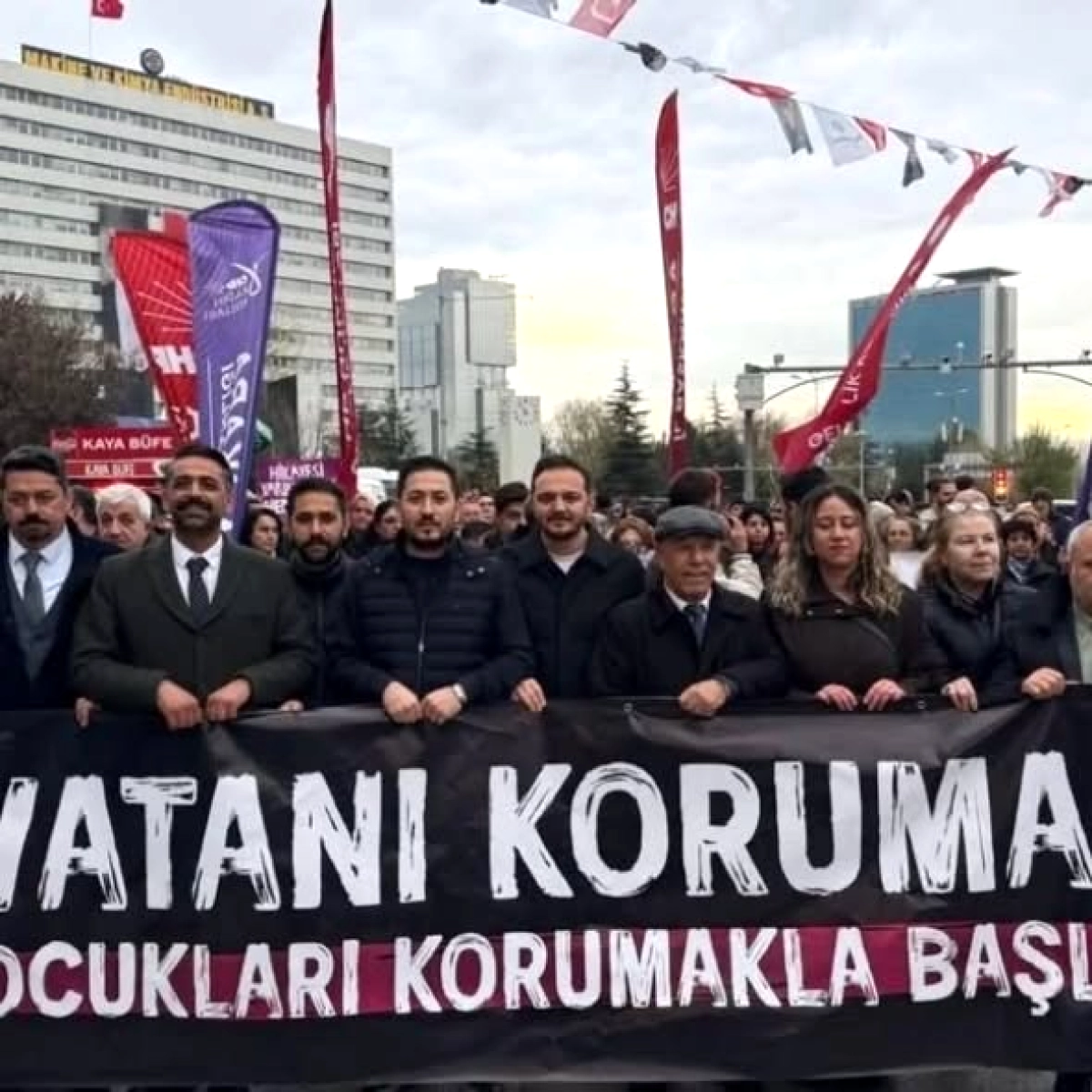 CHP Keçiören Anıtkabir'de 23 Nisan Yürüyüşü Gerçekleştirdi