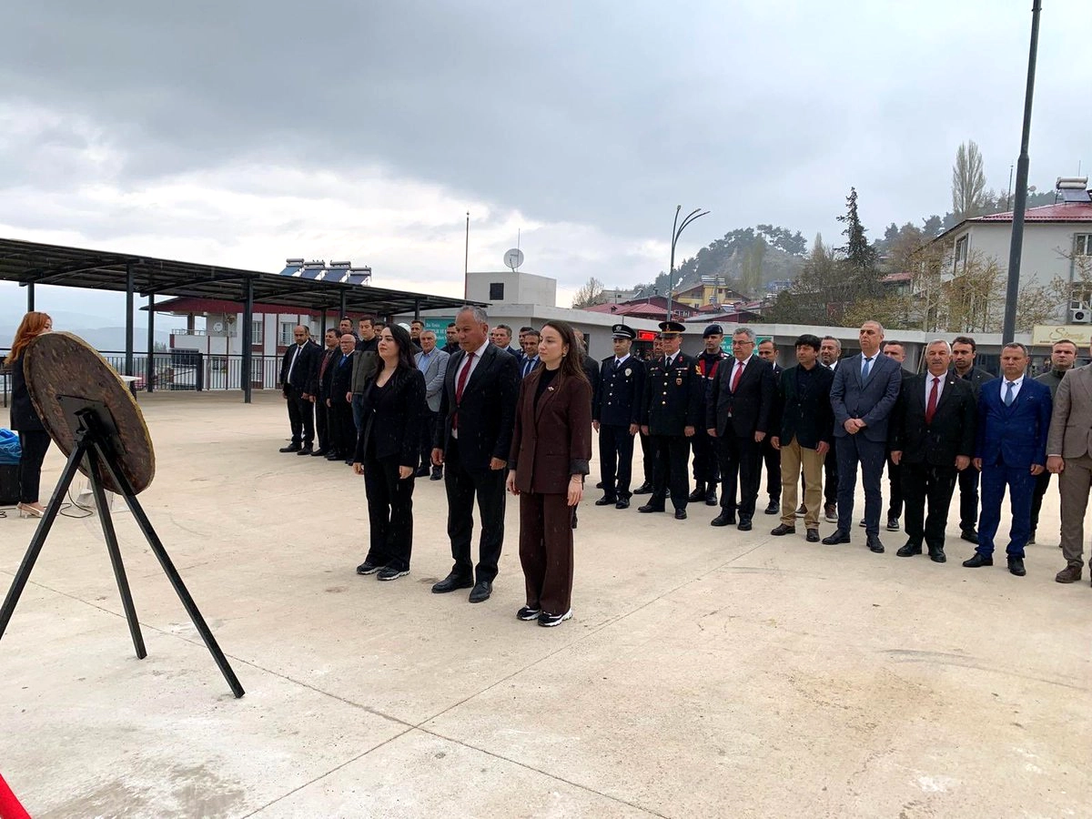 Aladağ'da 23 Nisan Coşkusu: Atatürk Anıtı'na Çelenk Sunuldu