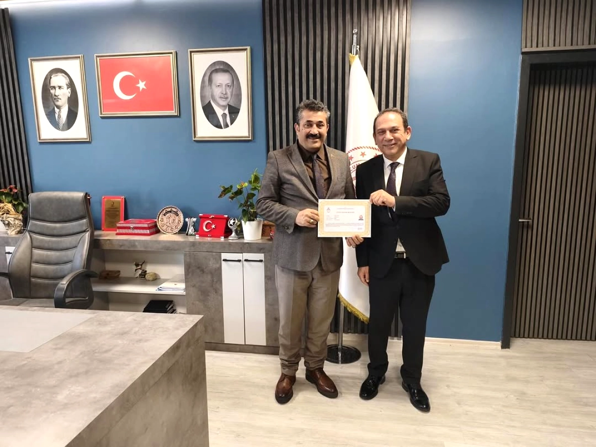 Kağıthane'de Bir Okul Müdürüne Üstün Başarı Belgesi