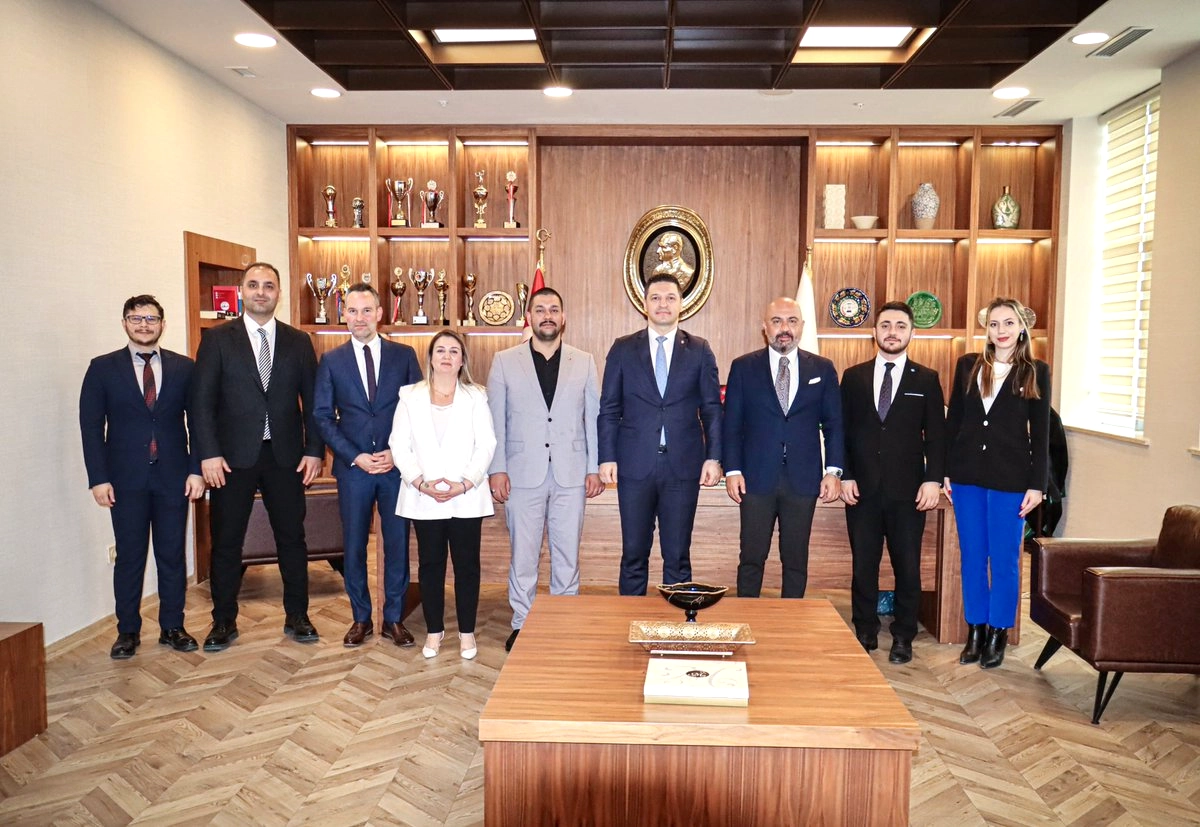 İYİ Parti Adana Heyeti Baro Başkanı'nı Ziyaret Etti