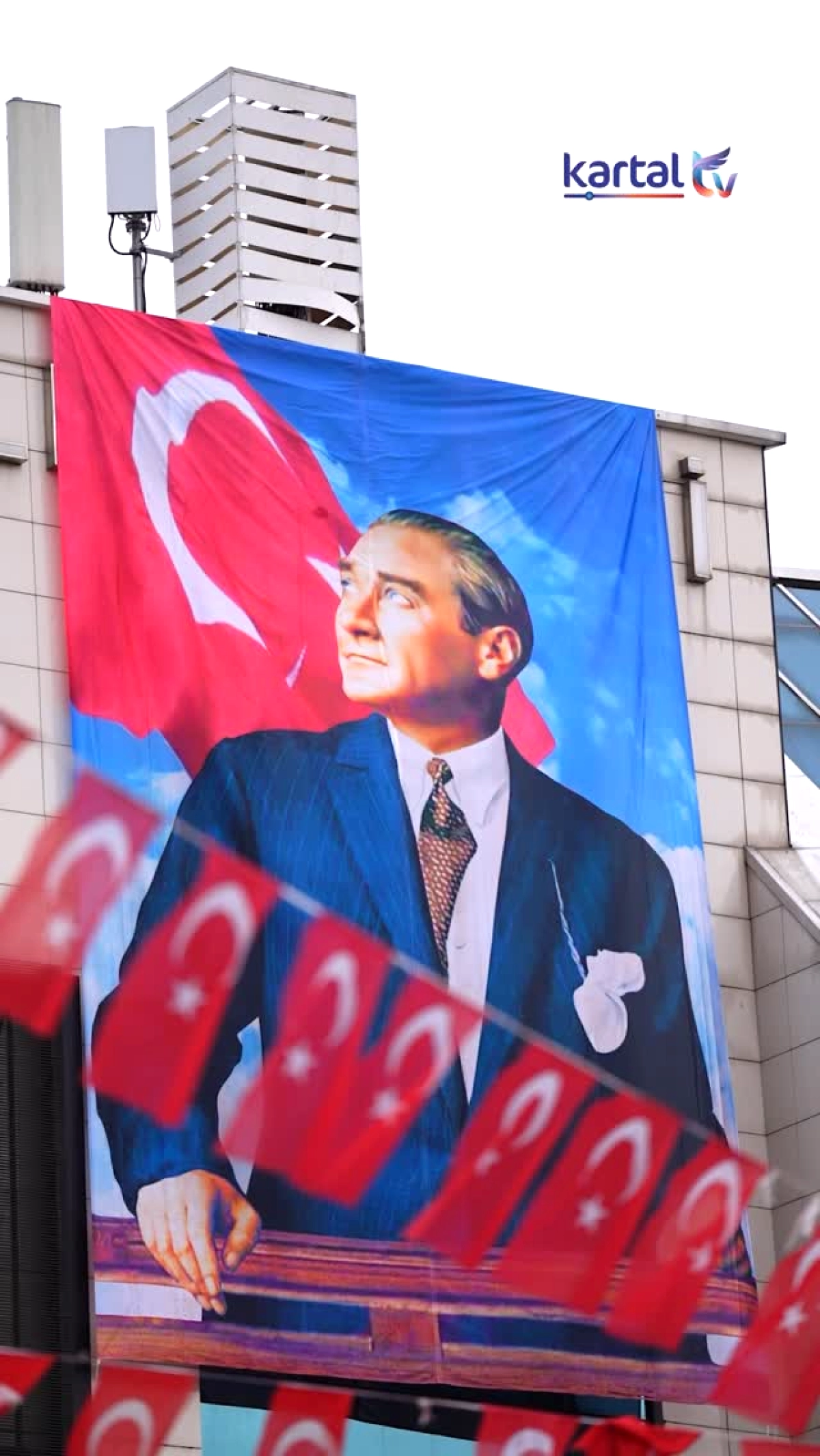 Kartal'da 23 Nisan Coşkusu: Çocukların Neşesi İlçeyi Sardı