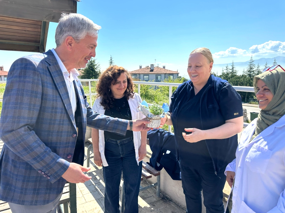 İzmit Belediye Başkanı'ndan Ebeler Haftası'nda Anlamlı Ziyaret