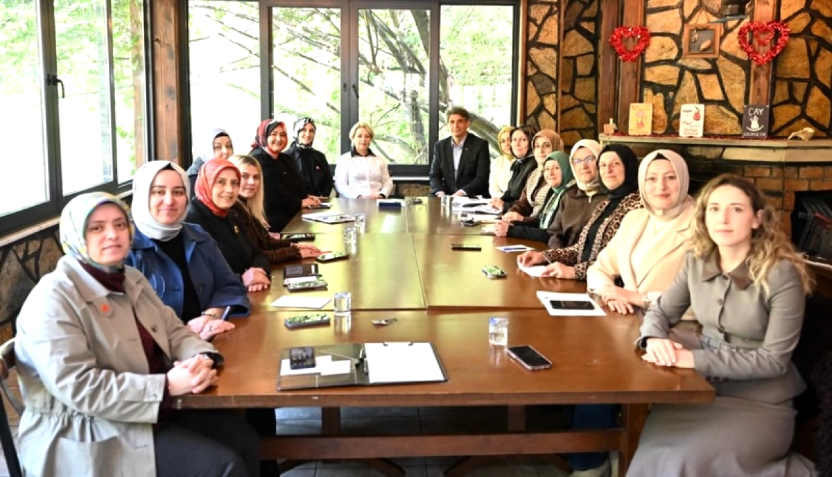 Kartepe'de AK Parti Kadın Kolları Teşkilat Toplantısı: 12 İlçe Bir Araya Geldi
