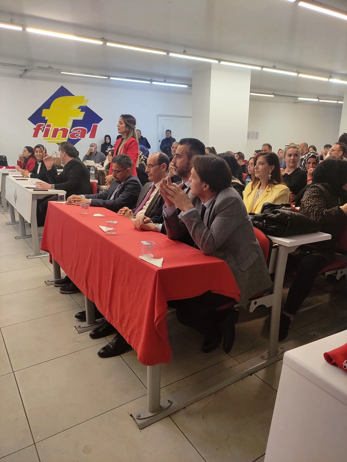 Yenimahalle'de 23 Nisan Coşkusu: AK Parti ve Kaymakamlık Okul Etkinliğinde