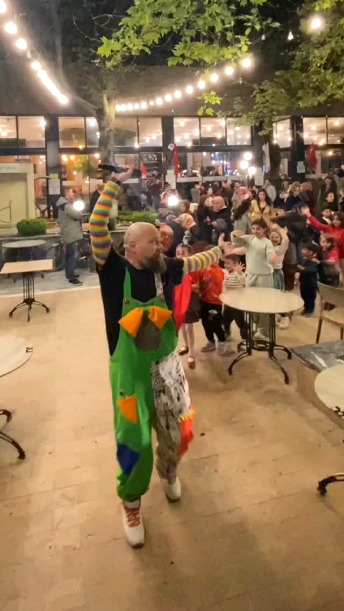 Çınarcık'ta 23 Nisan Coşkusu: Palyaçolar Çocukları Güldürdü