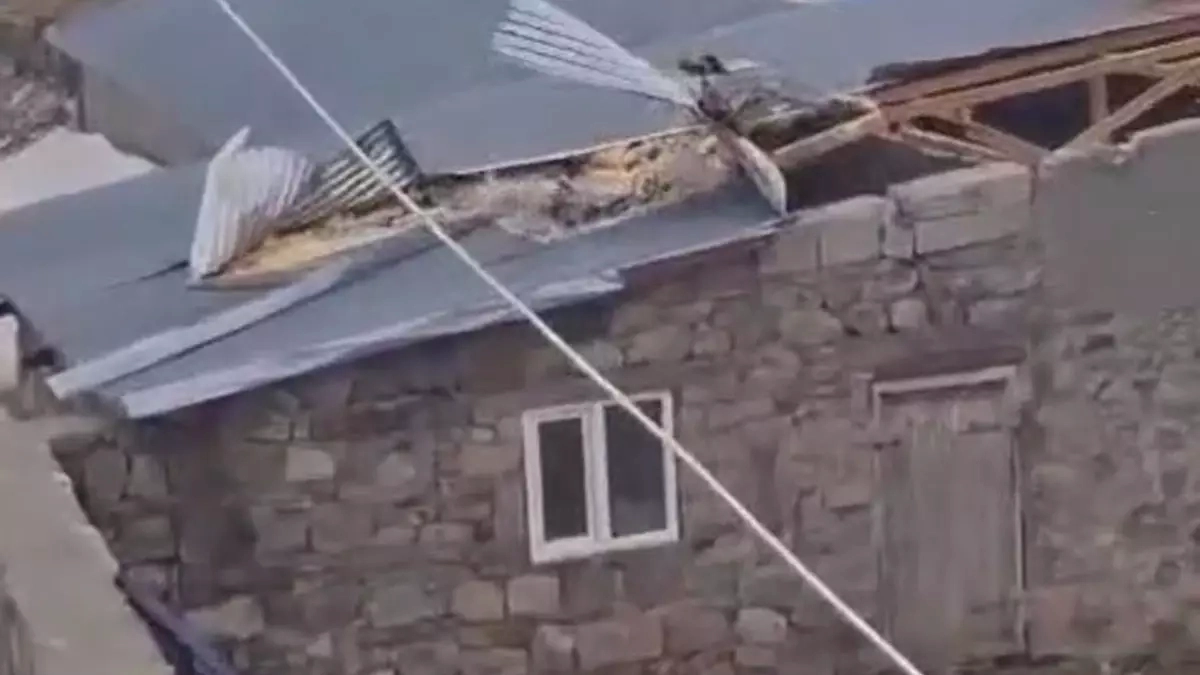 Kars'ta Kuvvetli Rüzgar: İki Köyde Çatılar Uçtu