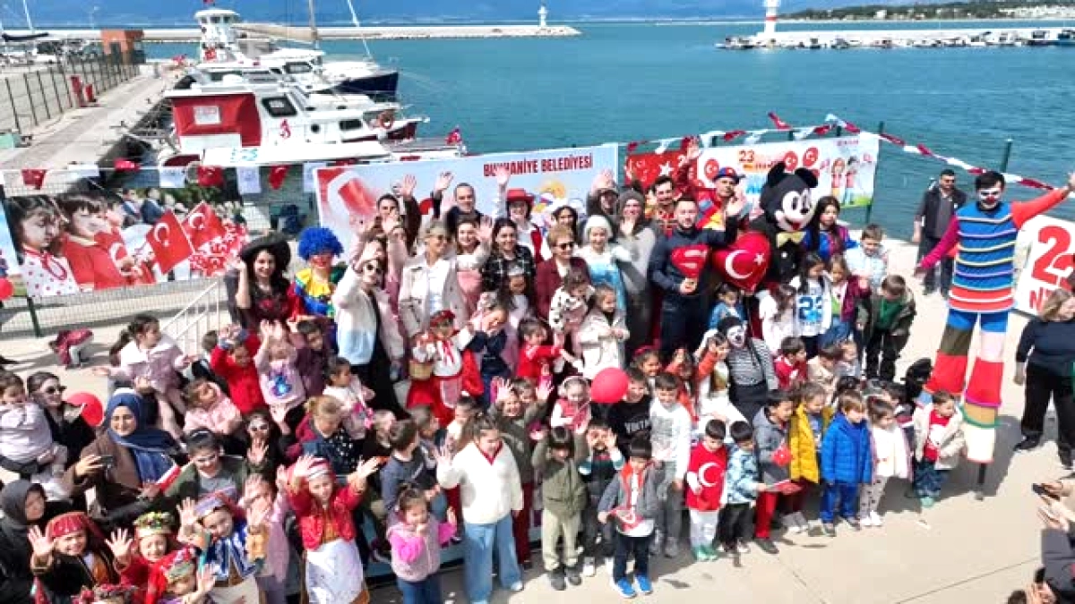 Burhaniye'de 23 Nisan Coşkusu: Uçurtmalar Gökyüzünü, Tiyatro Sahnesini Renklendirdi