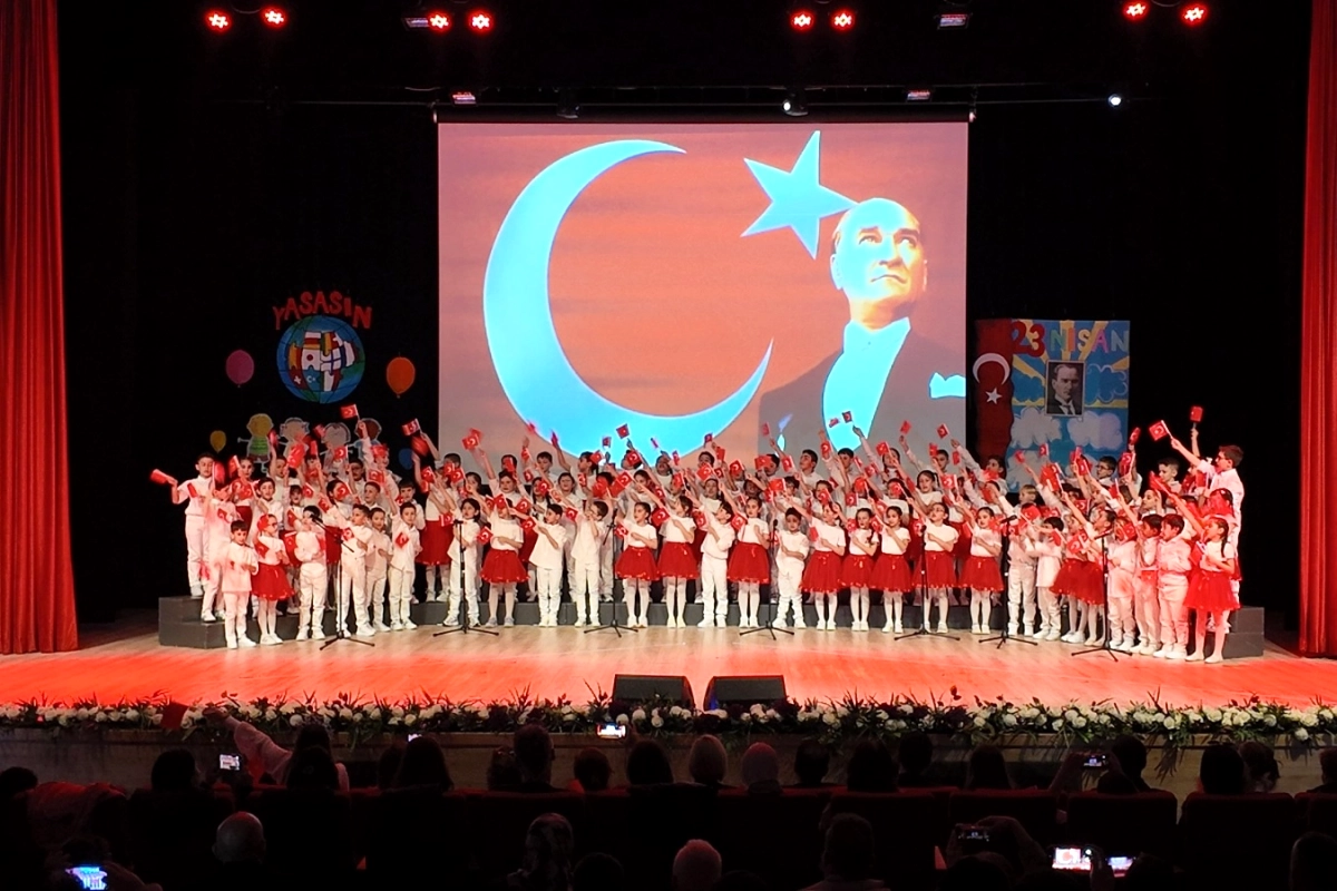 Uzmanlar Koleji'nde 23 Nisan Coşkusu: Minik Eller Sahnedeydi