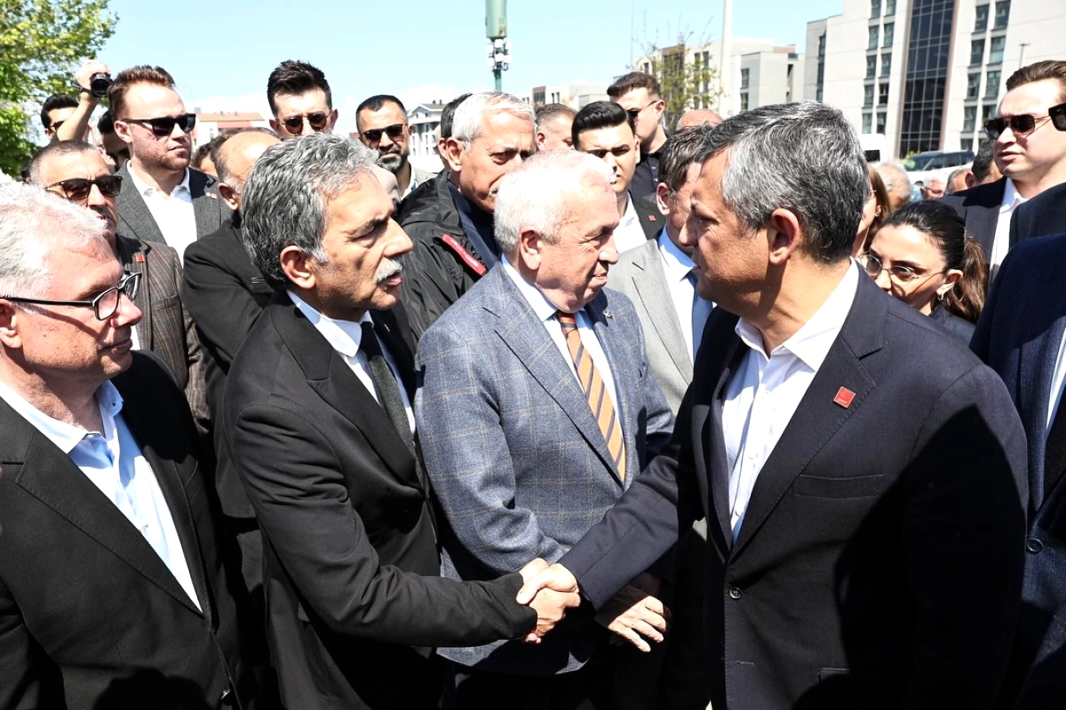 CHP Lideri Özel, Hapsedilen Bursa Büyükşehir Belediye Başkanı Bozbey'i Ziyaret Etti