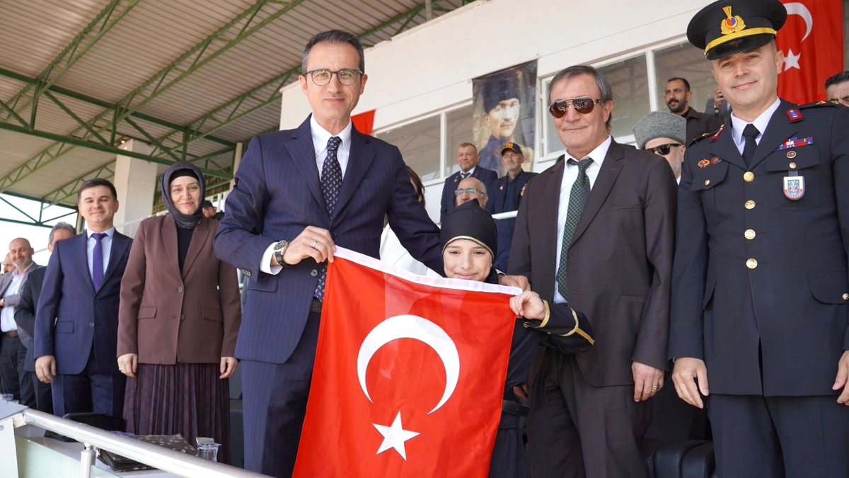 İznik'te 23 Nisan Coşkusu: Kaymakam Karaman Çocuklarla Bayramı Kutladı