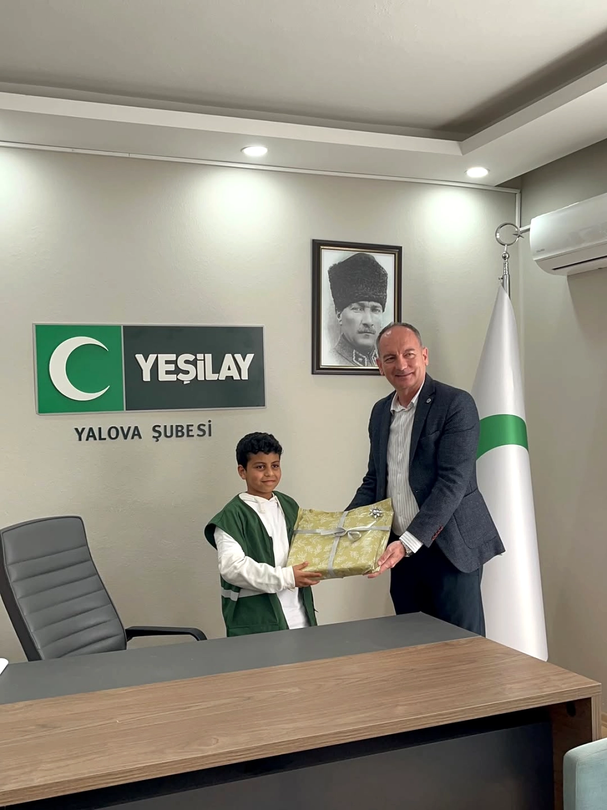 Yalova'da 23 Nisan Coşkusu: Yeşilay'dan Çocuklara Balonlu Kutlama