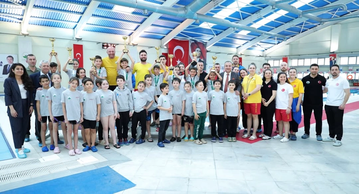 Osmangazi'de 144 Genç Yüzücü 23 Nisan Coşkusunu Havuza Taşıdı