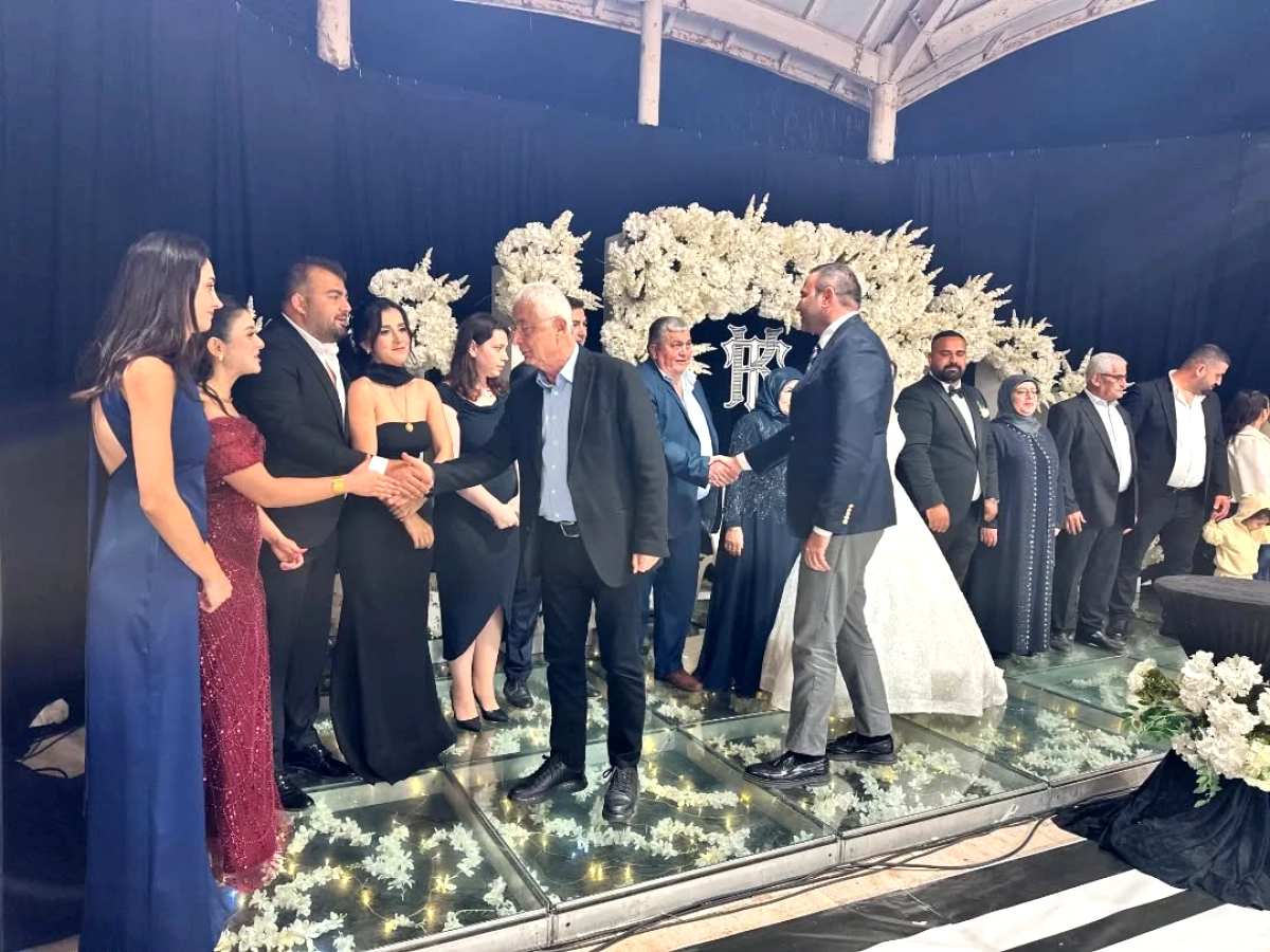 CHP Antalya Yönetimi Kumluca'da Genç Çiftin Düğününde