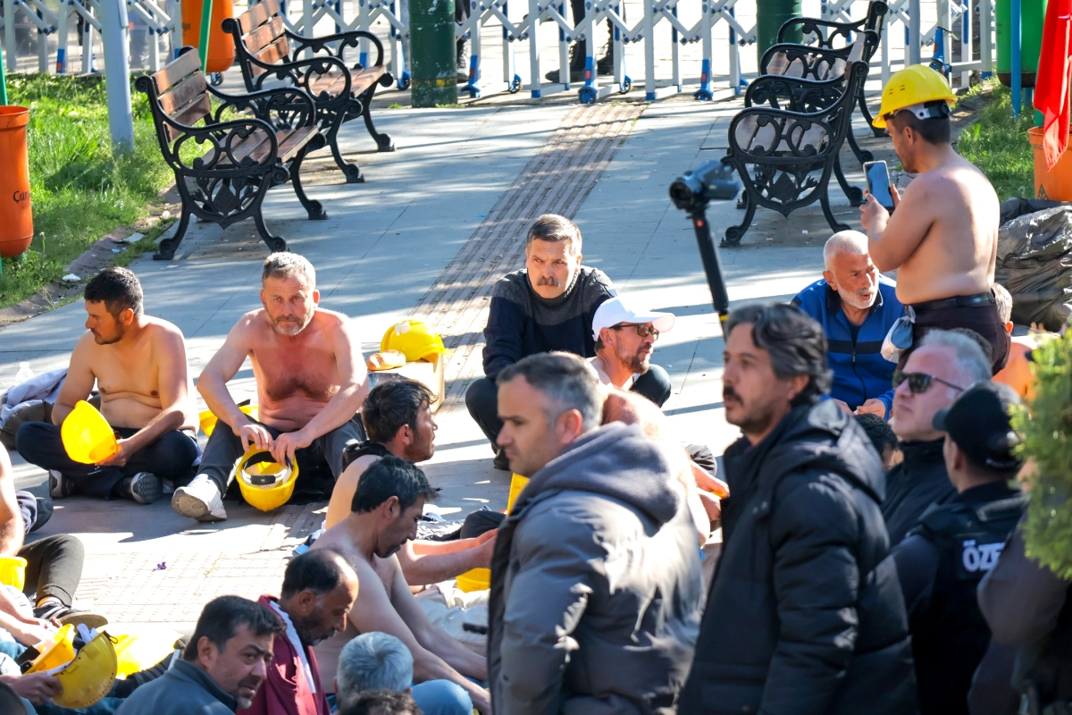 Doruk Maden İşçileri ve TİP'li Siyasetçiler Kurtuluş Parkı'nda Açlık Grevinde