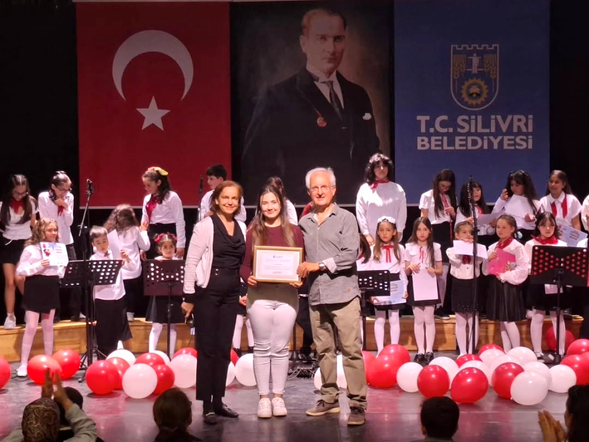 Silivri'de 23 Nisan Coşkusu: Minik Koristler Sahnedeki Büyük Emekleriyle Gururlandırdı