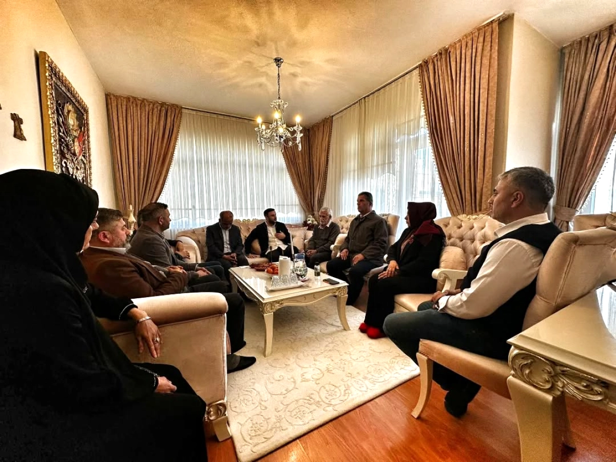 AK Parti Küçükçekmece'den İbrahim Zeynel Kaynak'ın Ailesine Taziye Ziyareti