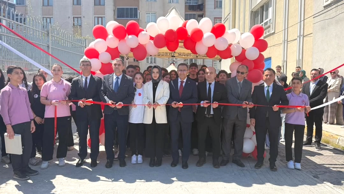 Bağcılar'da Genç Mucitlerin Bilim Fuarına Kaymakam Ziyareti