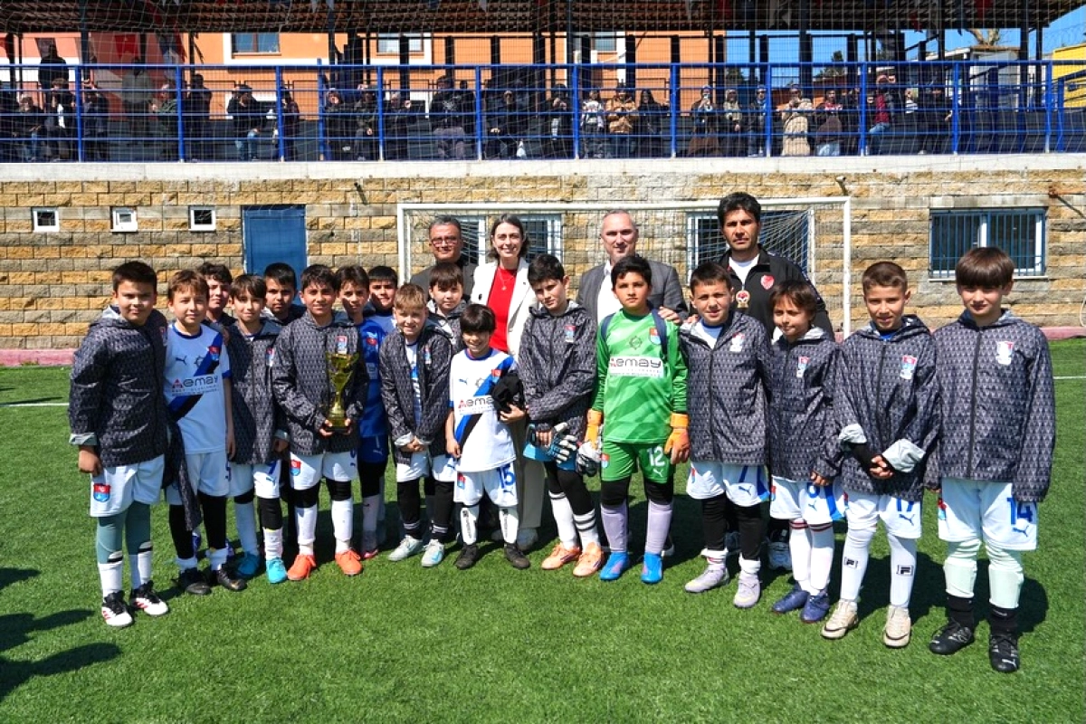 Üsküdar'da Minik Futbolcular 23 Nisan Coşkusunu Sahaya Taşıdı