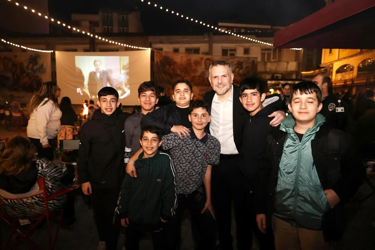 Bayrampaşa'da Komşular Ateş Başında Gülen Gözler Filmini İzledi