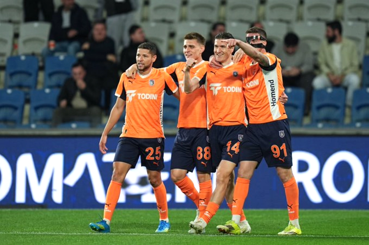 Başakşehir, Kasımpaşa'yı İlk Yarıda 2-0 Geride Bıraktı