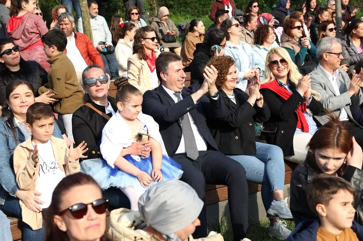 Çatalca'da 23 Nisan Coşkusu: Çocuklar Sahneye Çıktı