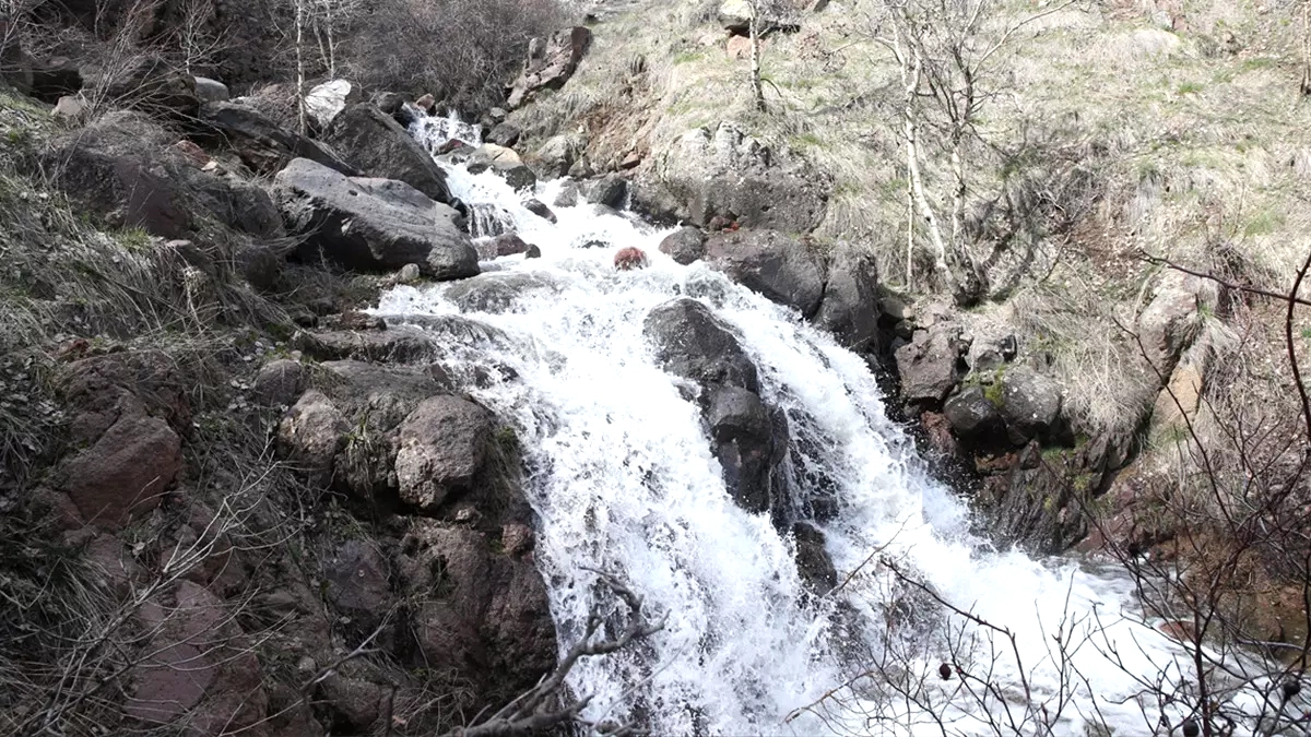 Erciyes'te 10 Yıl Sonra Yeniden Coşan Şelale Doğaseverleri Sevindirdi