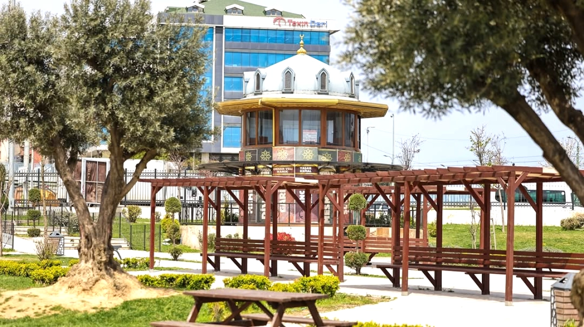 Sultangazi'de Fazlı Hayırlıoğlu Parkı Baharla Renk Cümbüşüne Büründü