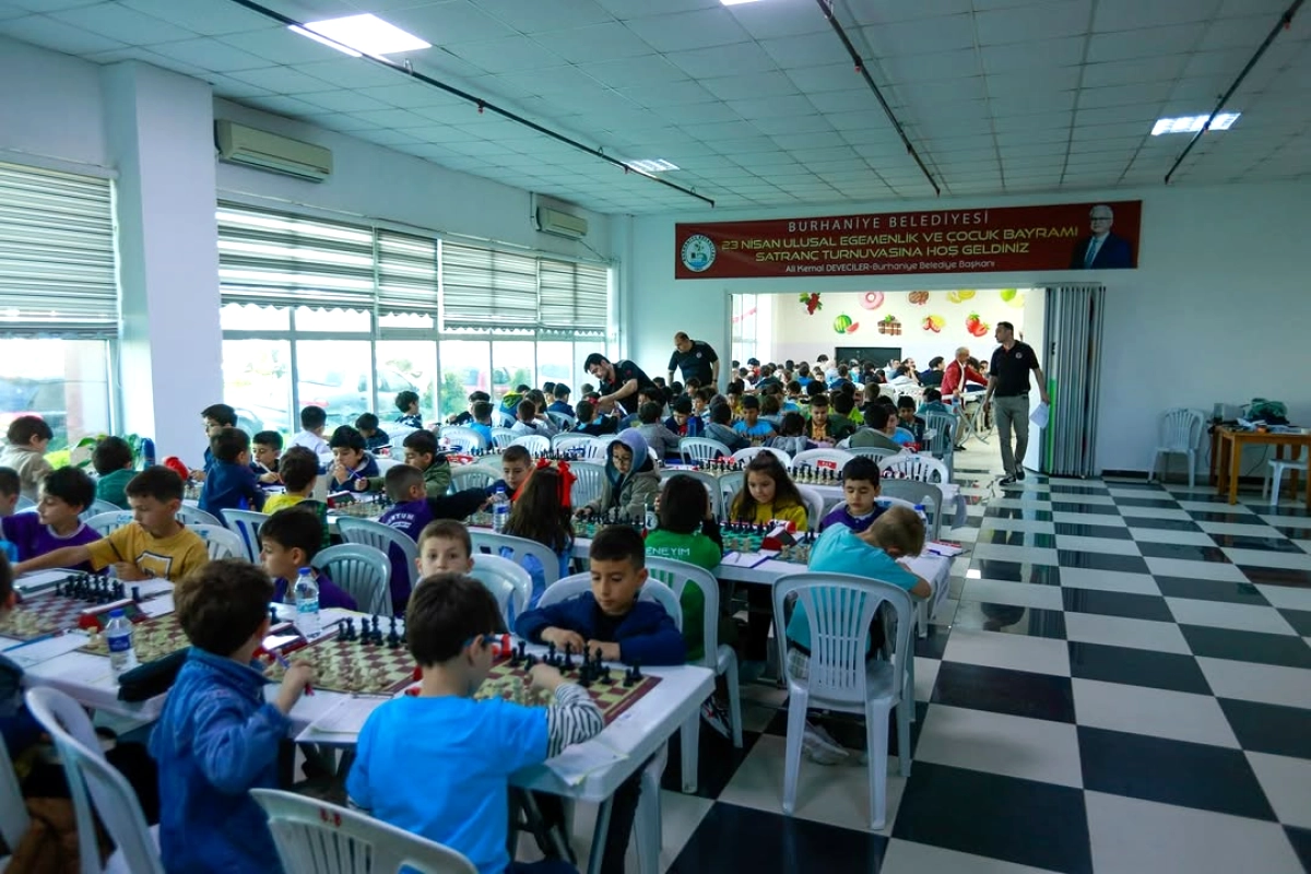 Burhaniye'de 23 Nisan Satranç Turnuvası Yoğun İlgi Görüyor: 200'den Fazla Sporcu Mücadele Ediyor