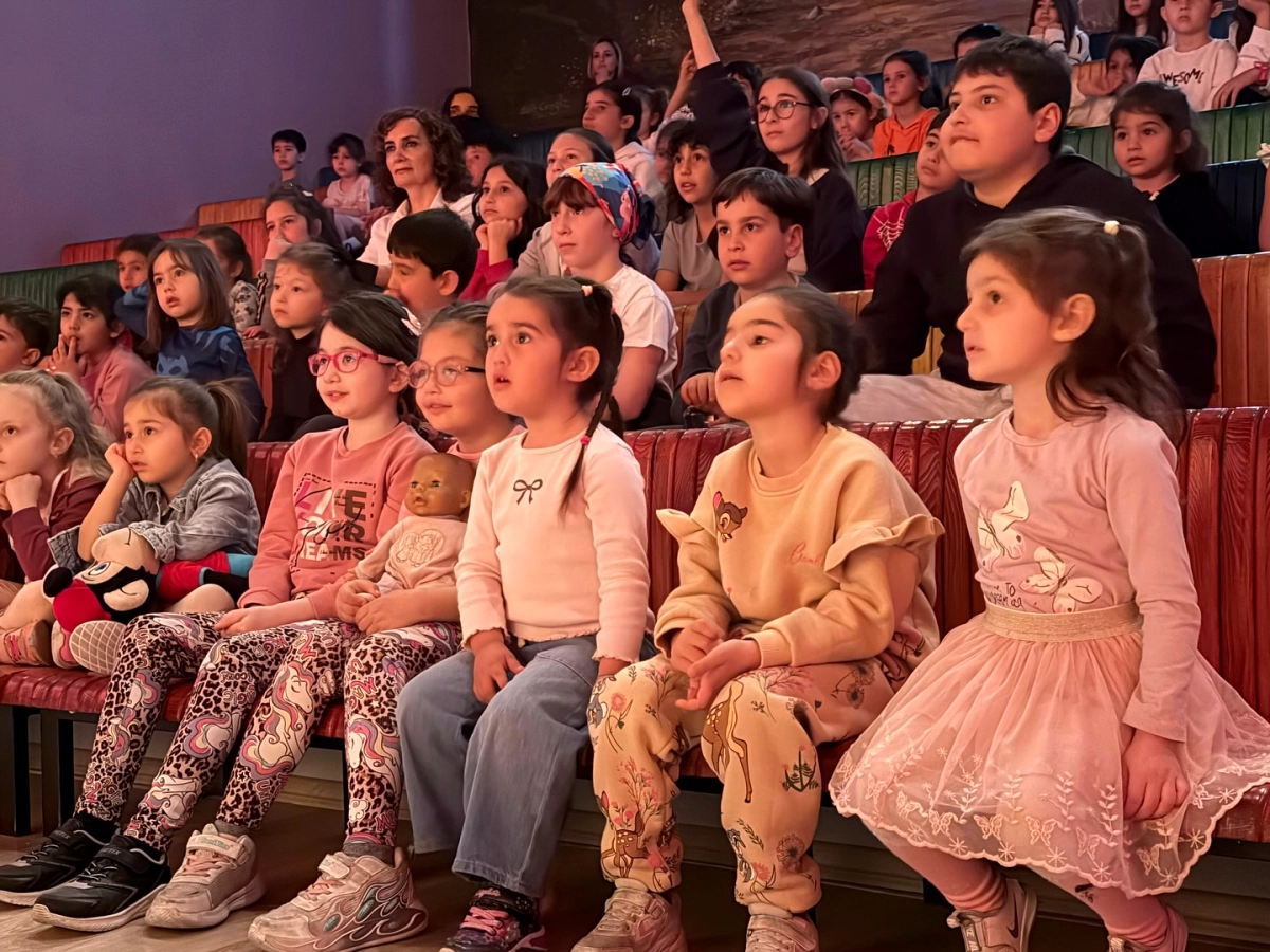 Yalova'da Çocuklar Kayıp Gösteri'nin Büyüsüne Kapıldı