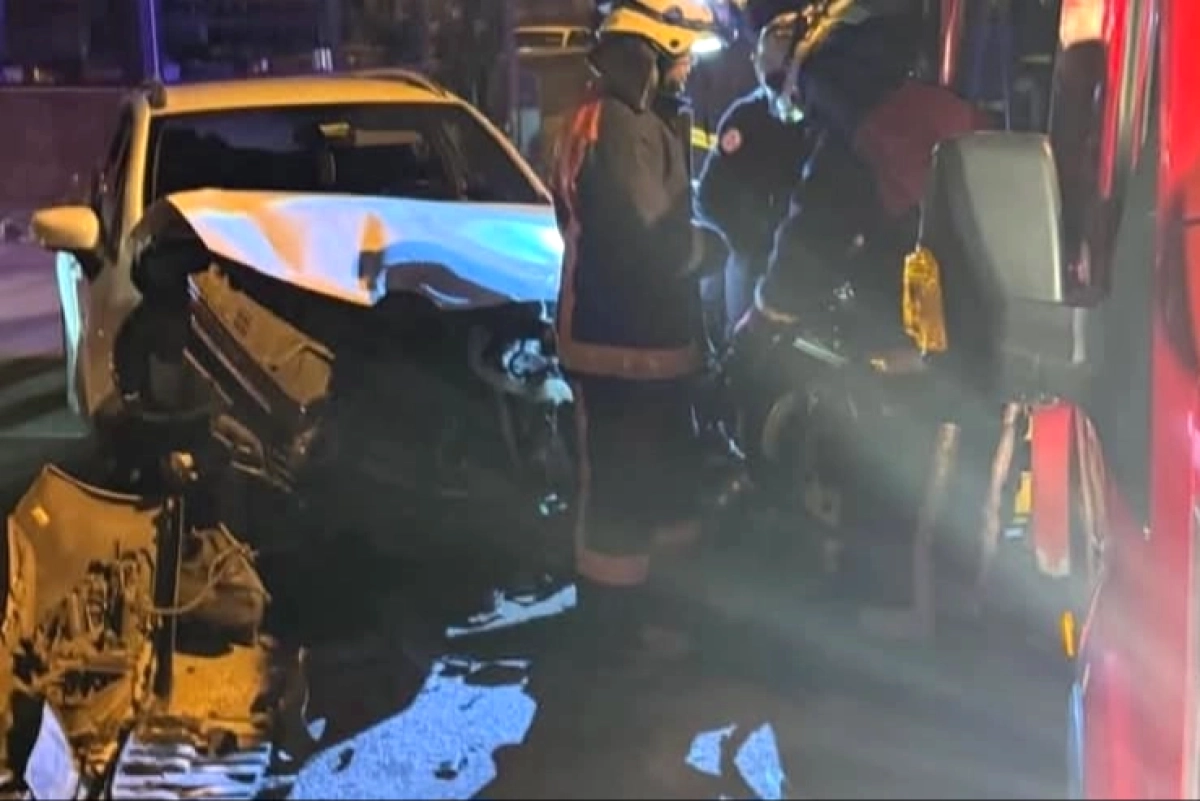 Yalova'da Feci Kaza: 2 Yaralı Araçtan Kurtarıldı