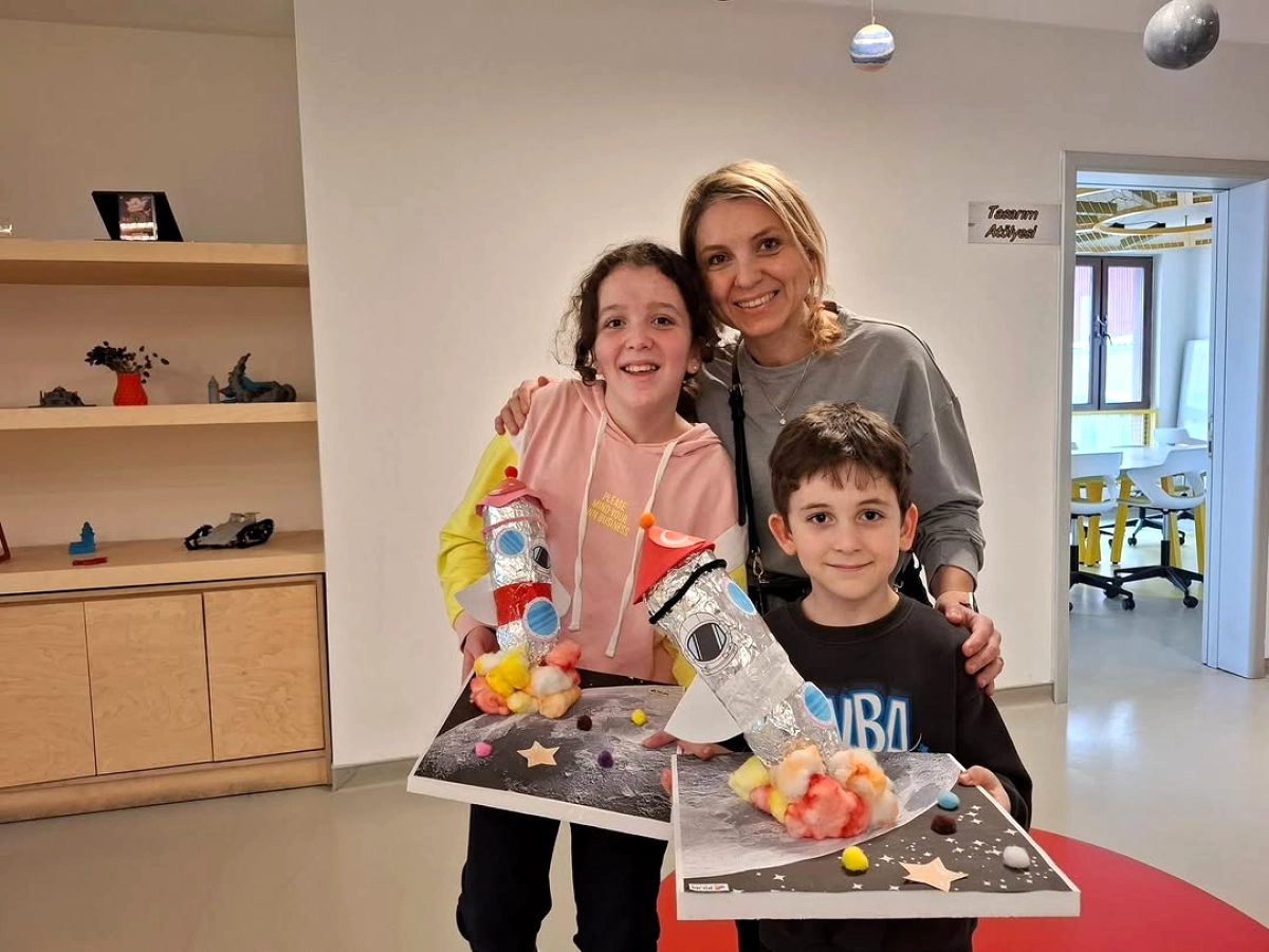 Fatih'te Ailece Bilim: Geri Dönüşüm Malzemelerinden Roket Tasarımı