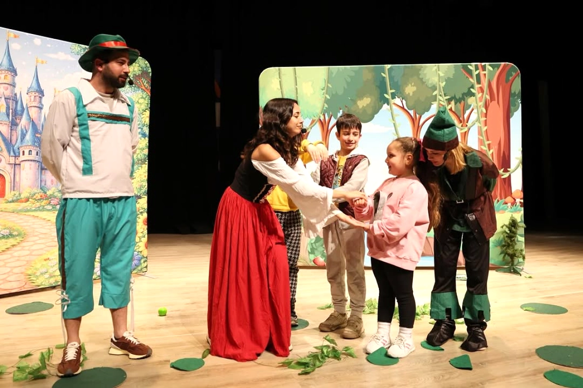 Bayrampaşa'da Çocuklar Tiyatro ile Hem Eğlendi Hem Öğrendi