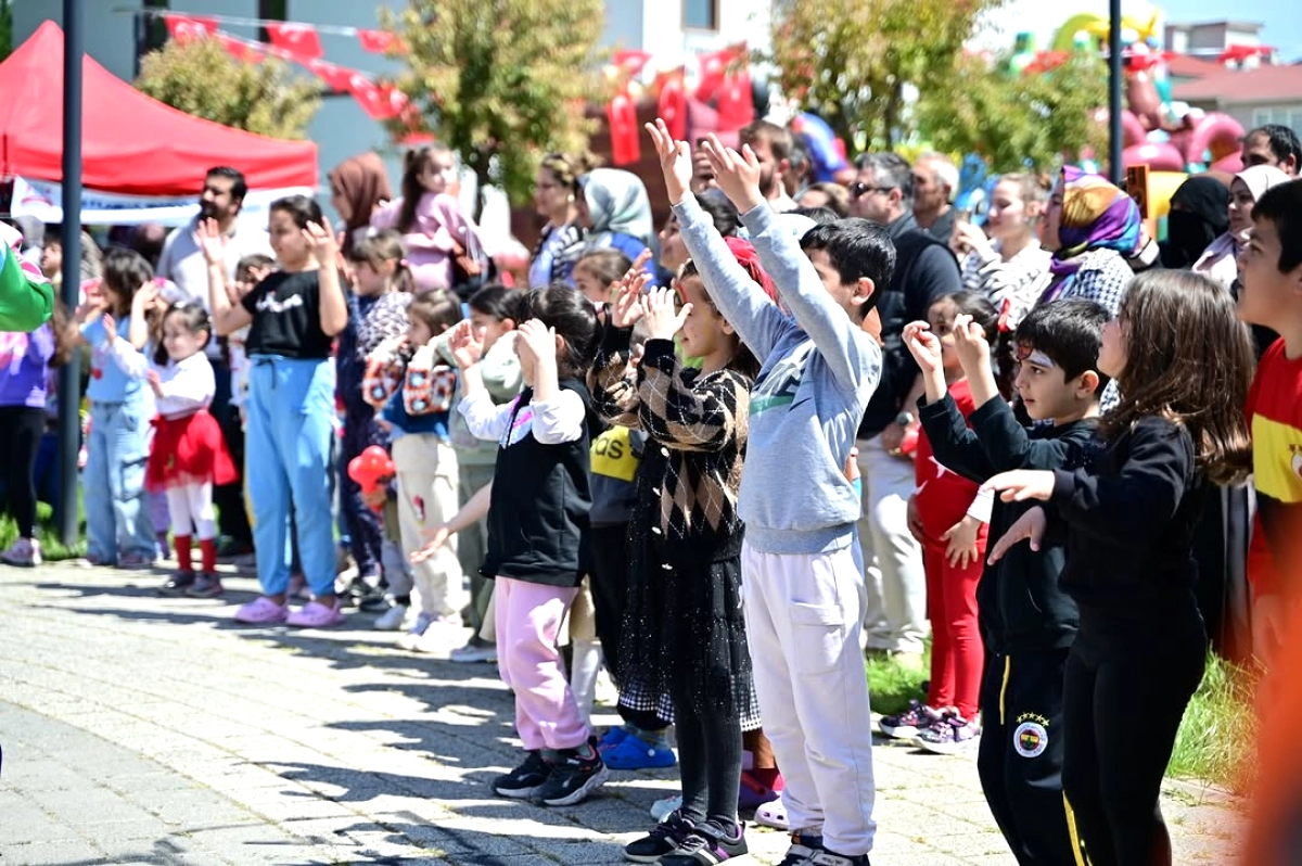 Gemlik'te 23 Nisan Coşkusu Bölge Parkı'na Taşındı: Çocuklar Şenlikte Buluştu