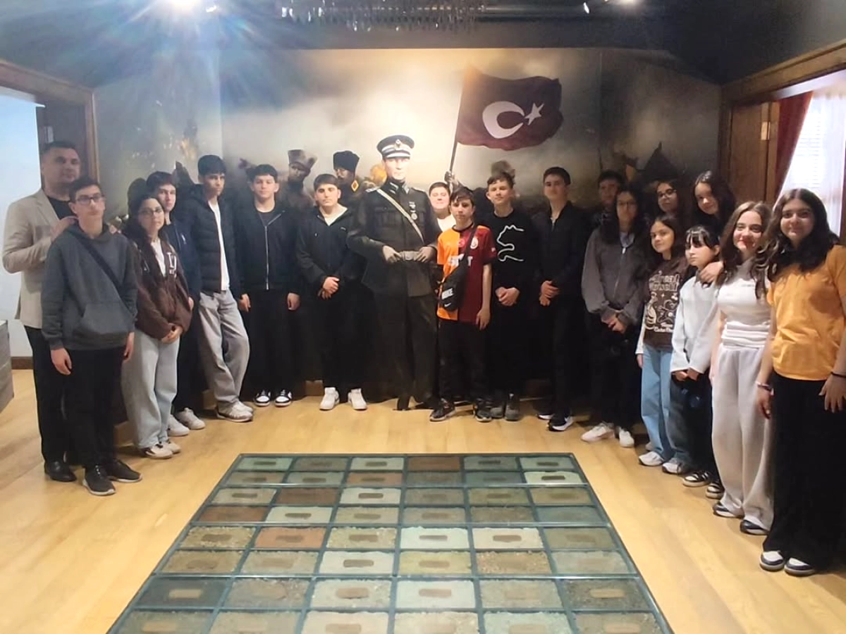 Çatalca'dan Öğrencilere Tarih Yolculuğu: Atatürk Evi ve Meclis Binası Ziyareti