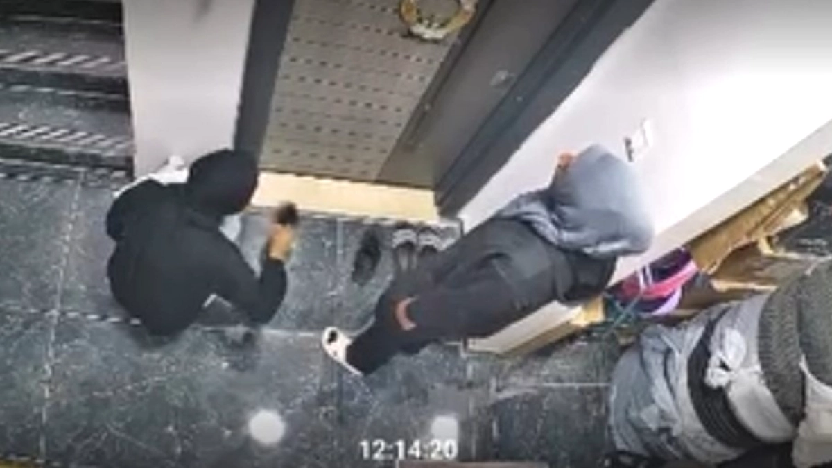 Siirt'te Şüpheli Girişim: Ayakkabıyı Koklayıp Kartla Açmaya Çalıştılar