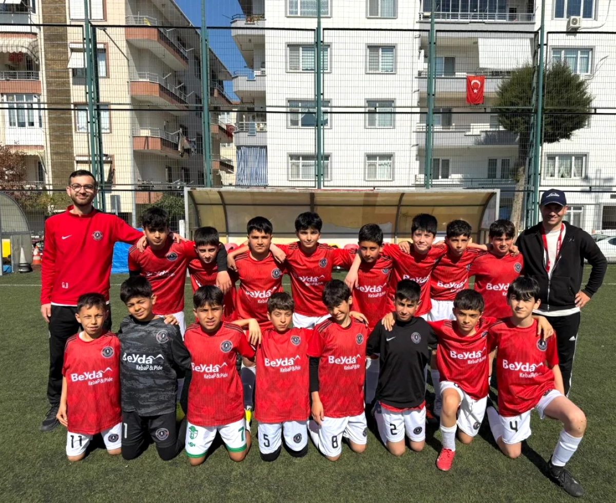 Yalova Çiftlikköy'de Genç Futbolcular Geleceğe Hazırlanıyor