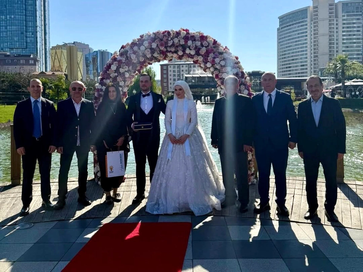Göksoy, Kartal'da Sena ve Eren'in Düğününde Aileleri Tebrik Etti