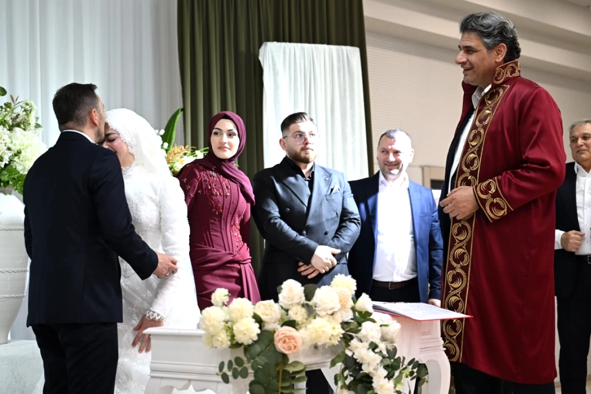 Kartepe'de 5 Çiftin Evlilik Mutluluğu ve Poyraz'ın Sünnet Sevinci