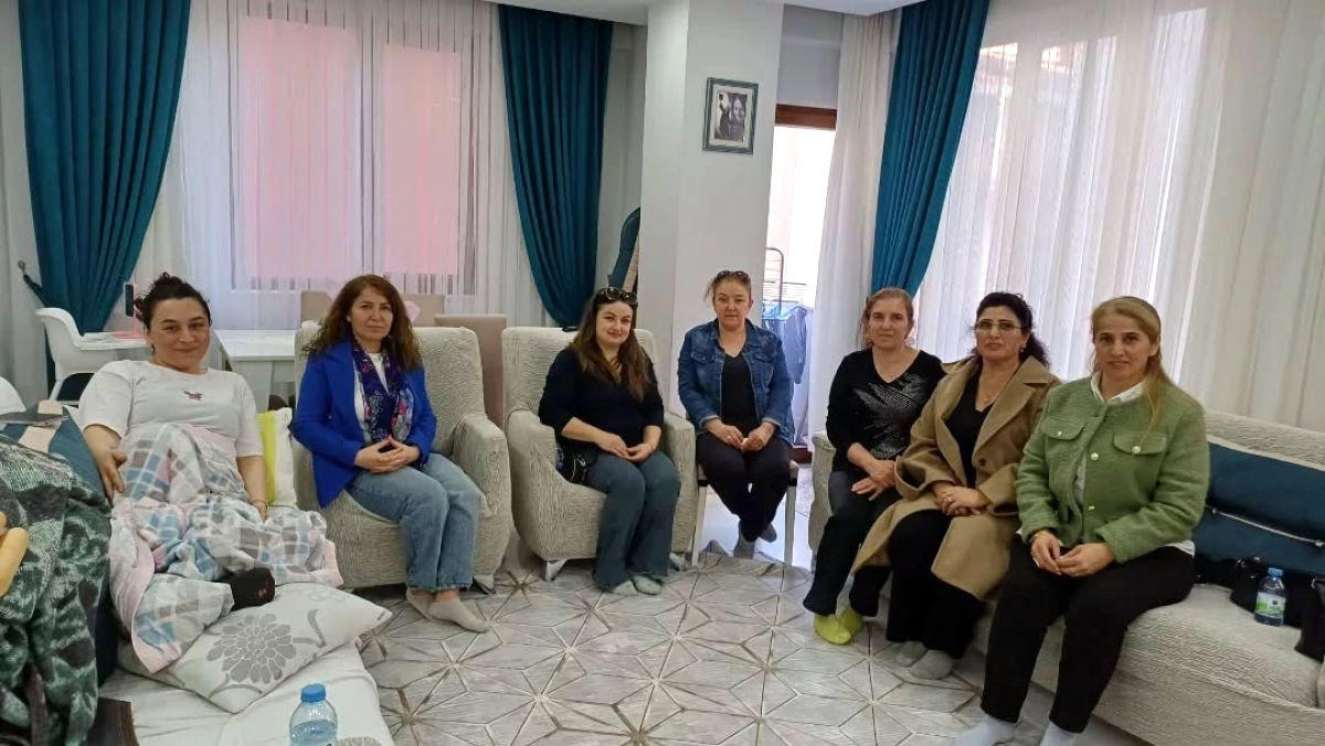 CHP Sancaktepe Kadın Kolları 4 Mahallede Kapı Kapı Ziyaret Gerçekleştirdi