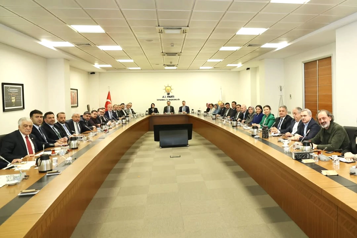 Şengül Karslı AK Parti İstanbul İl Başkanlığı'nda Milletvekilleriyle Toplandı