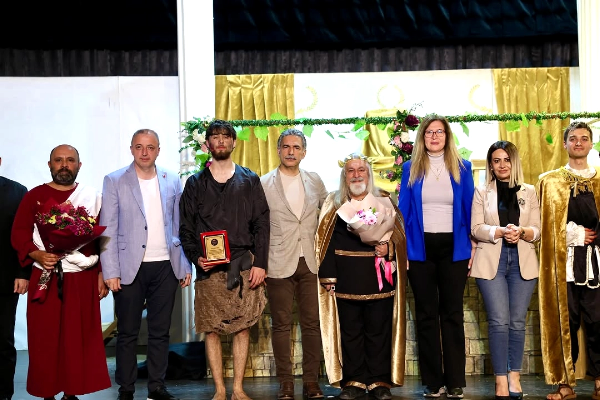 Gemlik'te Sahne Aldılar: Başkan Deviren Zincirlerin Ötesi'ni İzledi