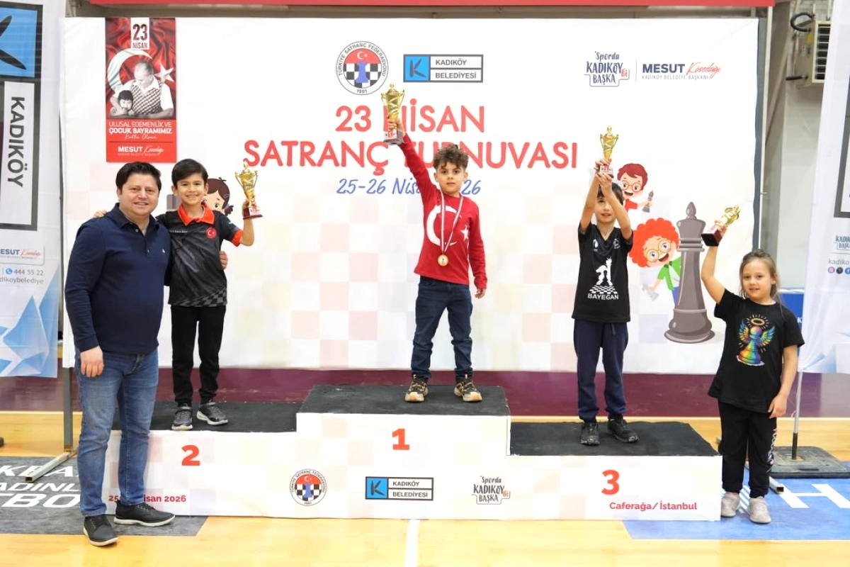 Kadıköy'de Çocuklar 23 Nisan Satranç Turnuvası'nda Stratejilerini Sınadı