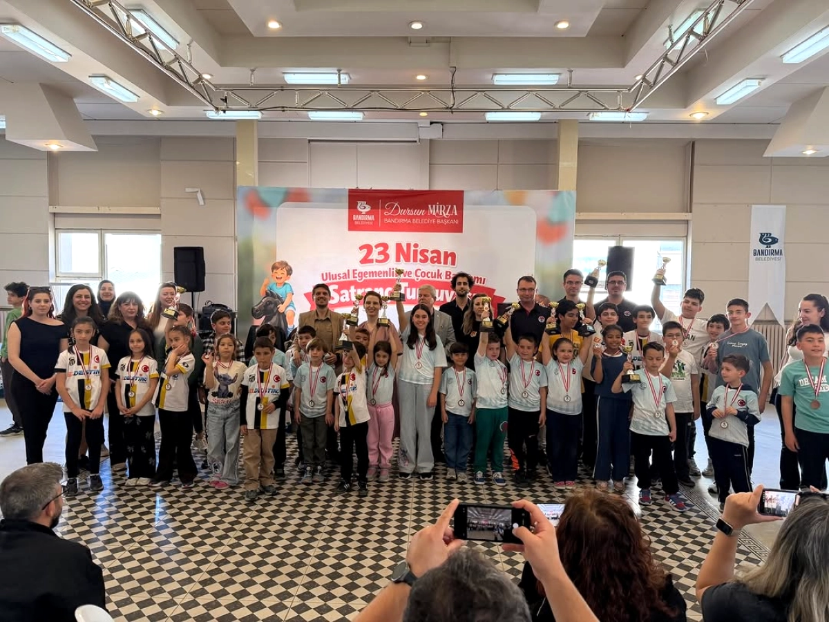 Bandırma'da 23 Nisan Satranç Turnuvası Sonuçlandı: Kız Sporculara Özel Ödül