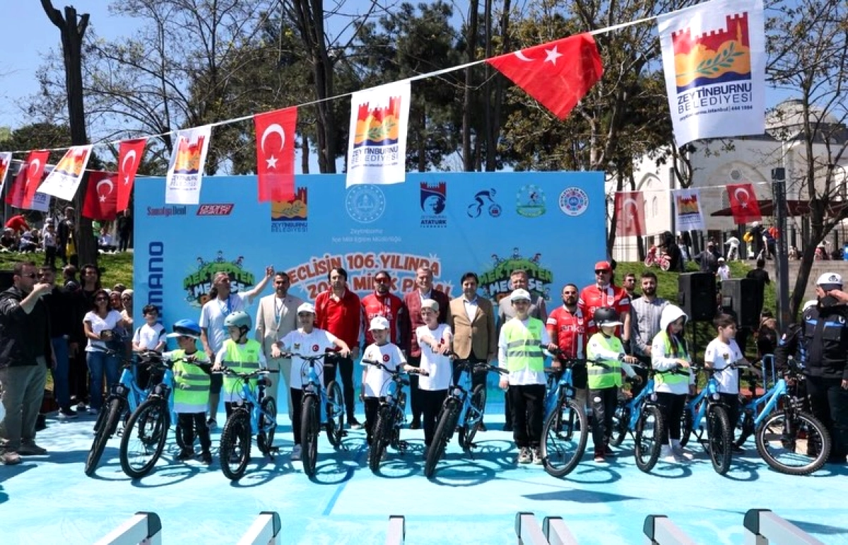 Zeytinburnu'nda 23 Nisan Coşkusu: 1200 Öğrenci Mektepten Meclise Pedal Çevirdi