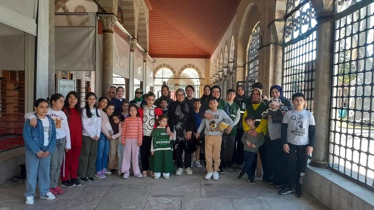 Yeşilay Üsküdar Şubesi Kadın Komisyonu, Zeynep Kamil Mahallesi'nde Mahalle Şenliği Düzenledi