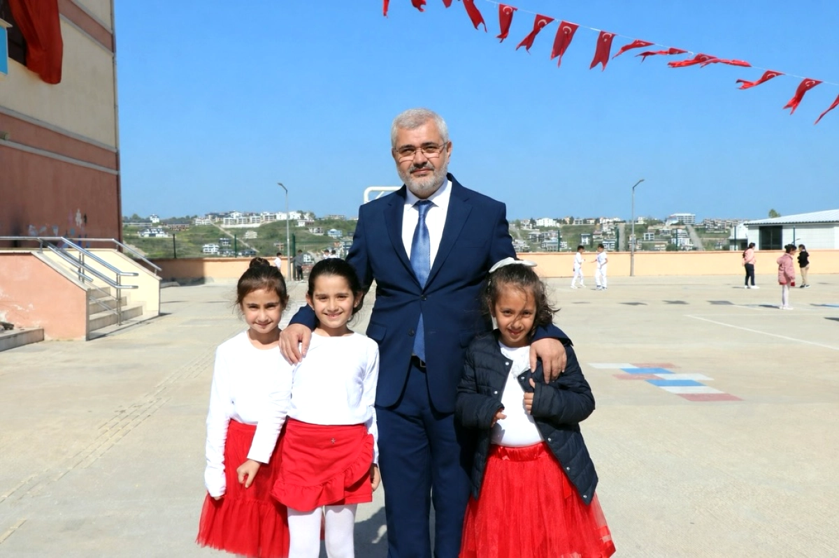 Yalova'da Okul Bahçesi Milli Duyguyla Doldu: Vali ve Öğrenciler İstiklal Marşı'nda Buluştu