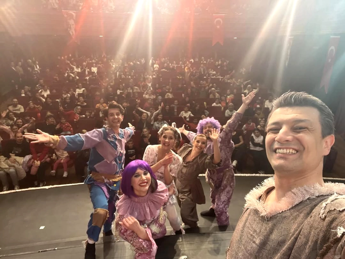 Çocuklar 23 Nisan'ı Tiyatroyla Kutladı: Bursa'da Ücretsiz Gösterim