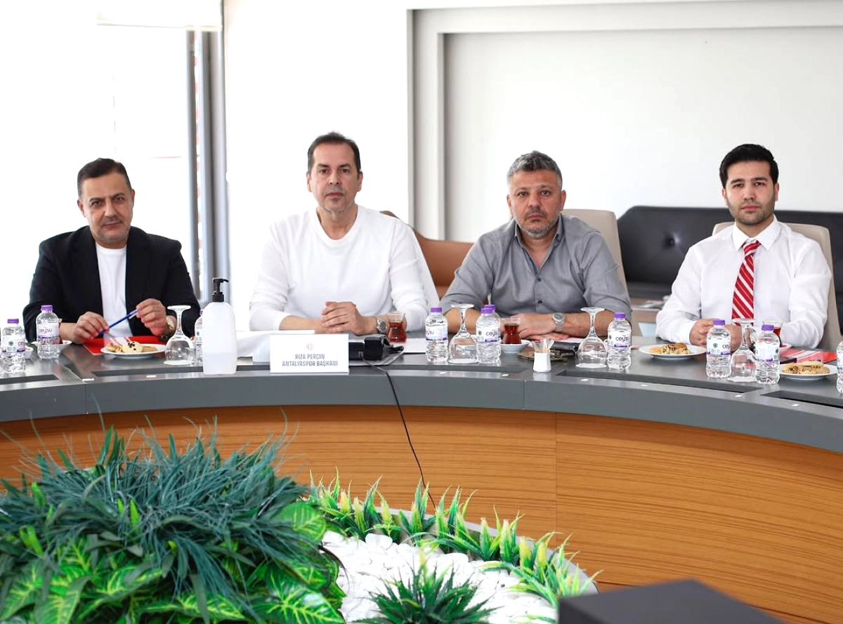 Antalyaspor'da Kritik Hafta: Son 3 Maç Öncesi Yönetimden Takıma Moral Ziyareti