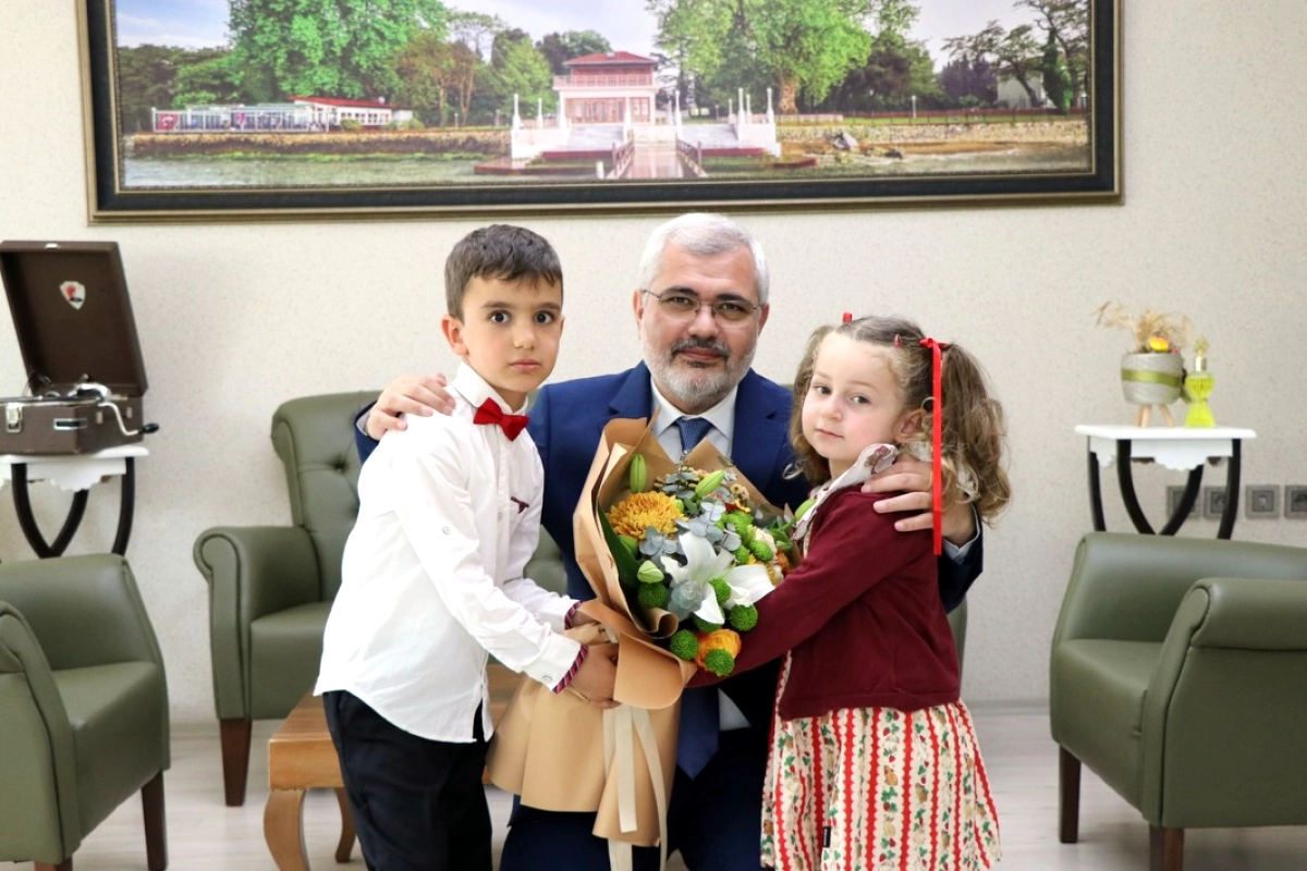 Yalova'da Minik Ellerden Parmak Baskılı Türkiye Haritası